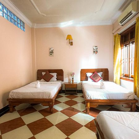 Nawin Palace Guesthouse Пномпень Экстерьер фото