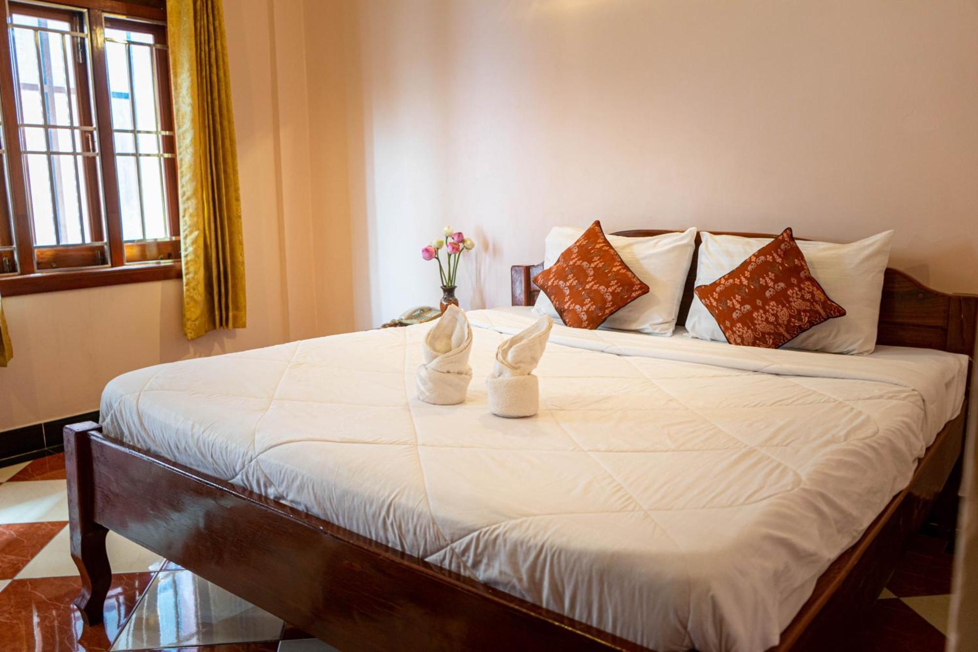 Nawin Palace Guesthouse Пномпень Экстерьер фото